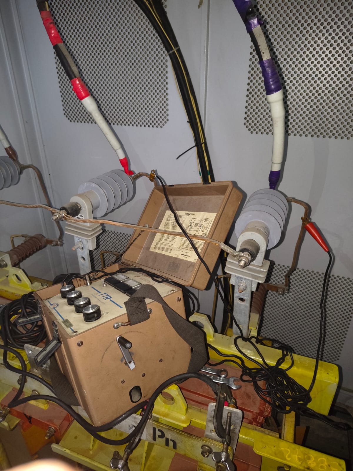 Equipo TTR (Transformer Turn Ratio) marca Biddle realizando prueba de relación de transformación