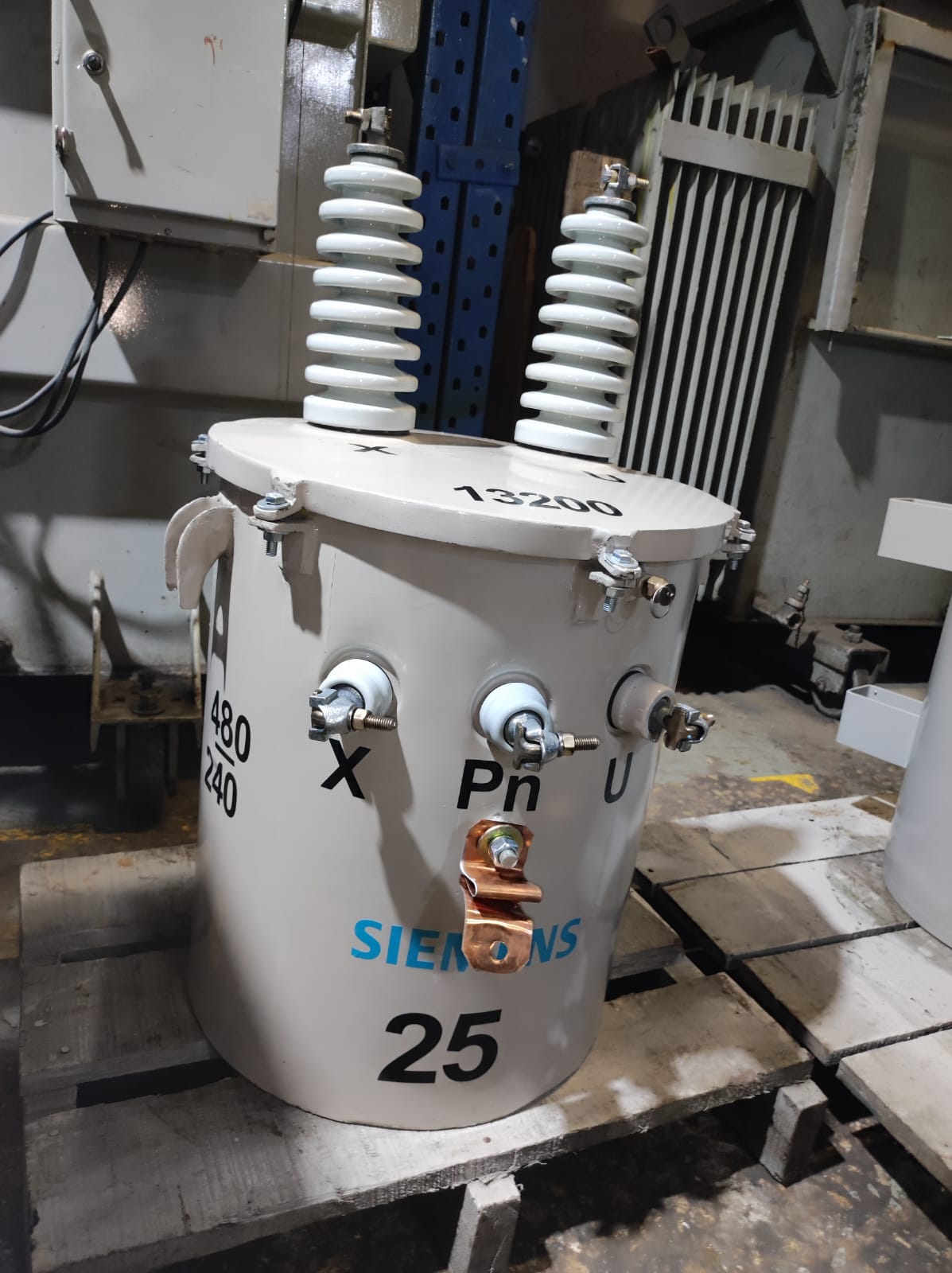Transformador Siemens de 25 kVA restaurado listo para entrega