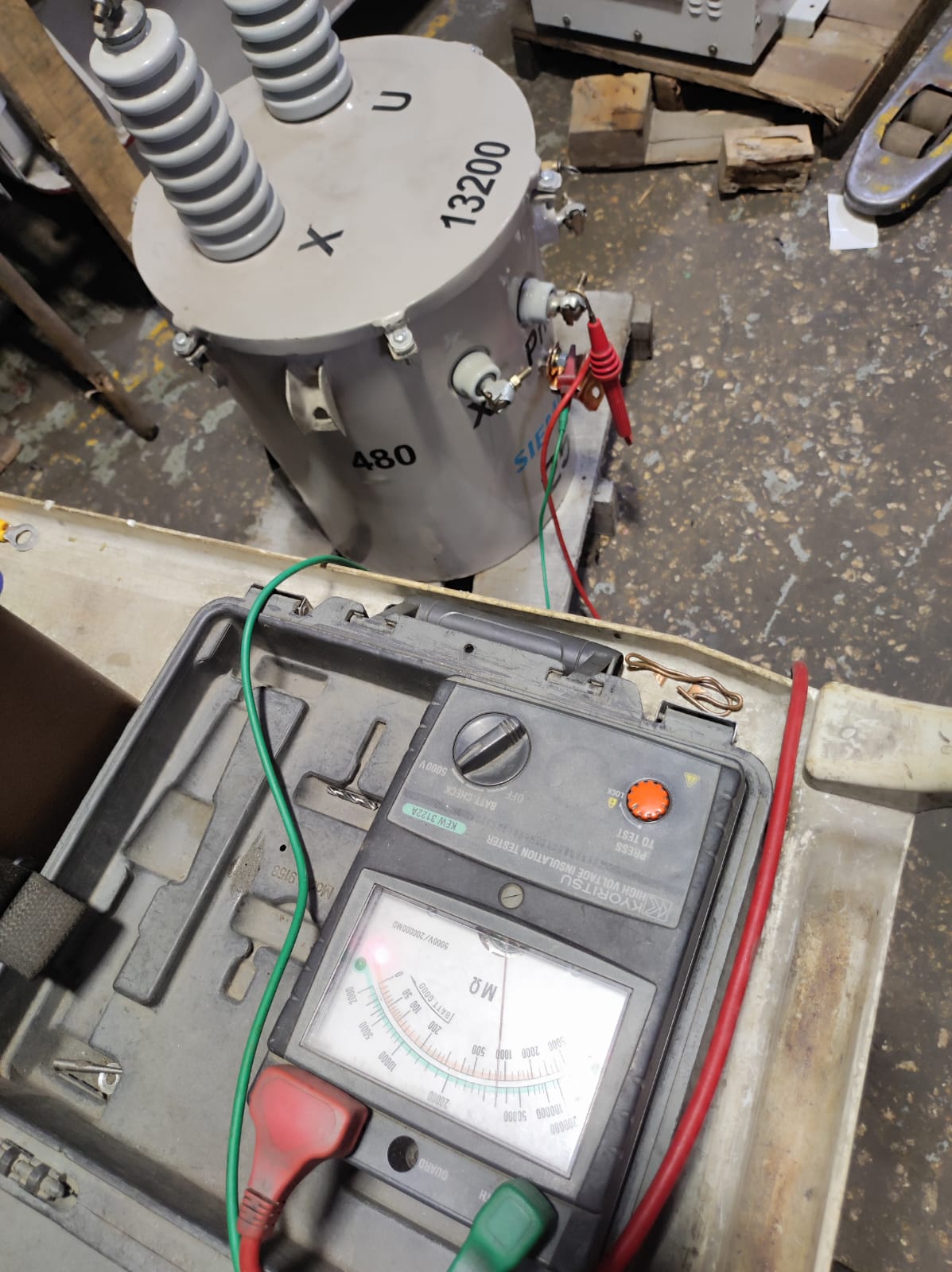 Medidor de aislamiento analógico Kyoritsu realizando prueba de alta tensión