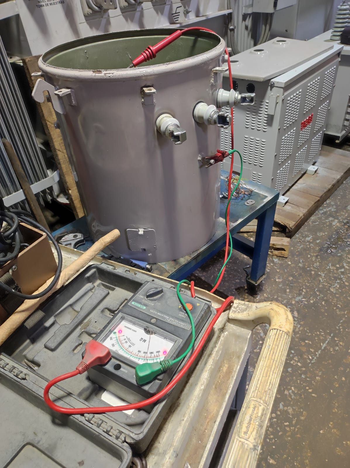 Prueba de resistencia de aislamiento en transformador - Laboratorio EBM Barranquilla