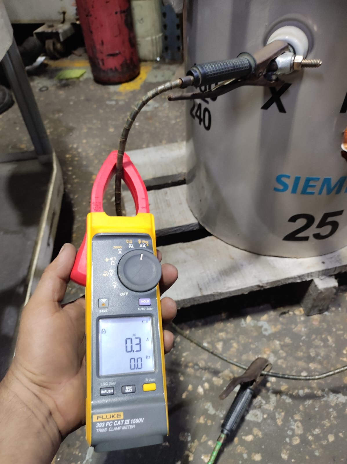 Pinza amperimétrica Fluke 393 FC midiendo corriente en transformador