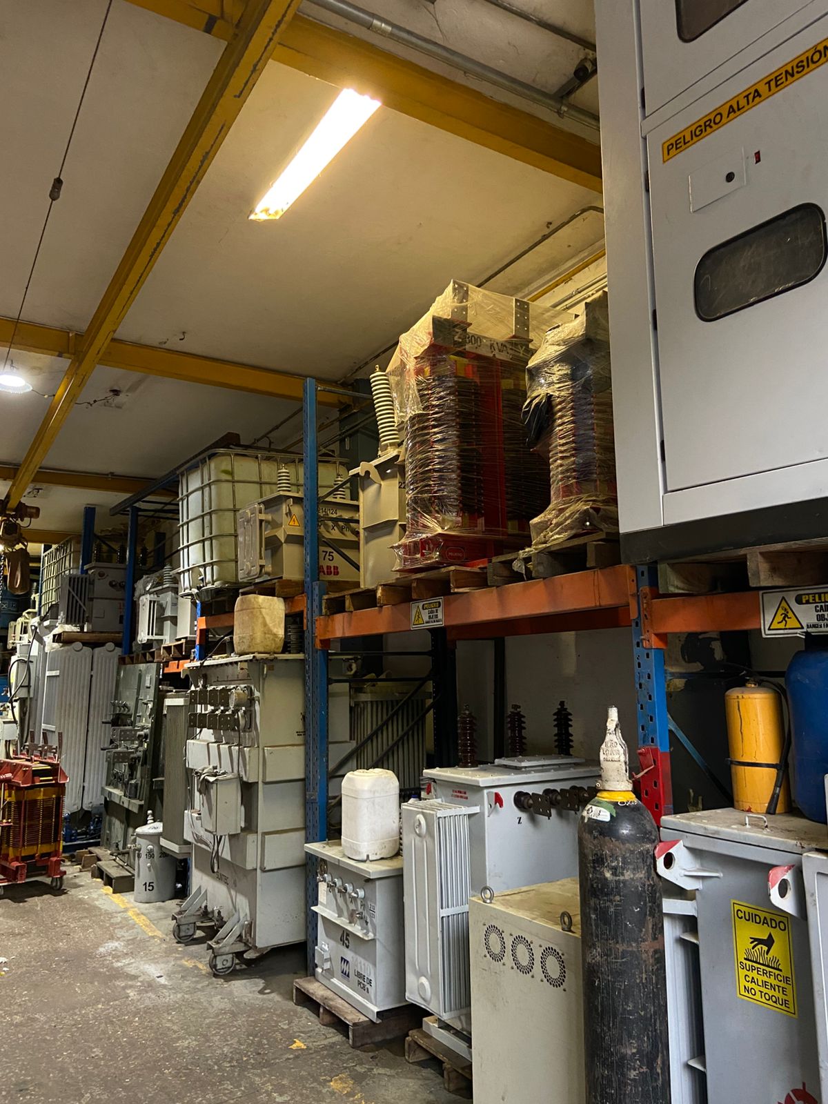 Bodega con estanterías y transformadores almacenados