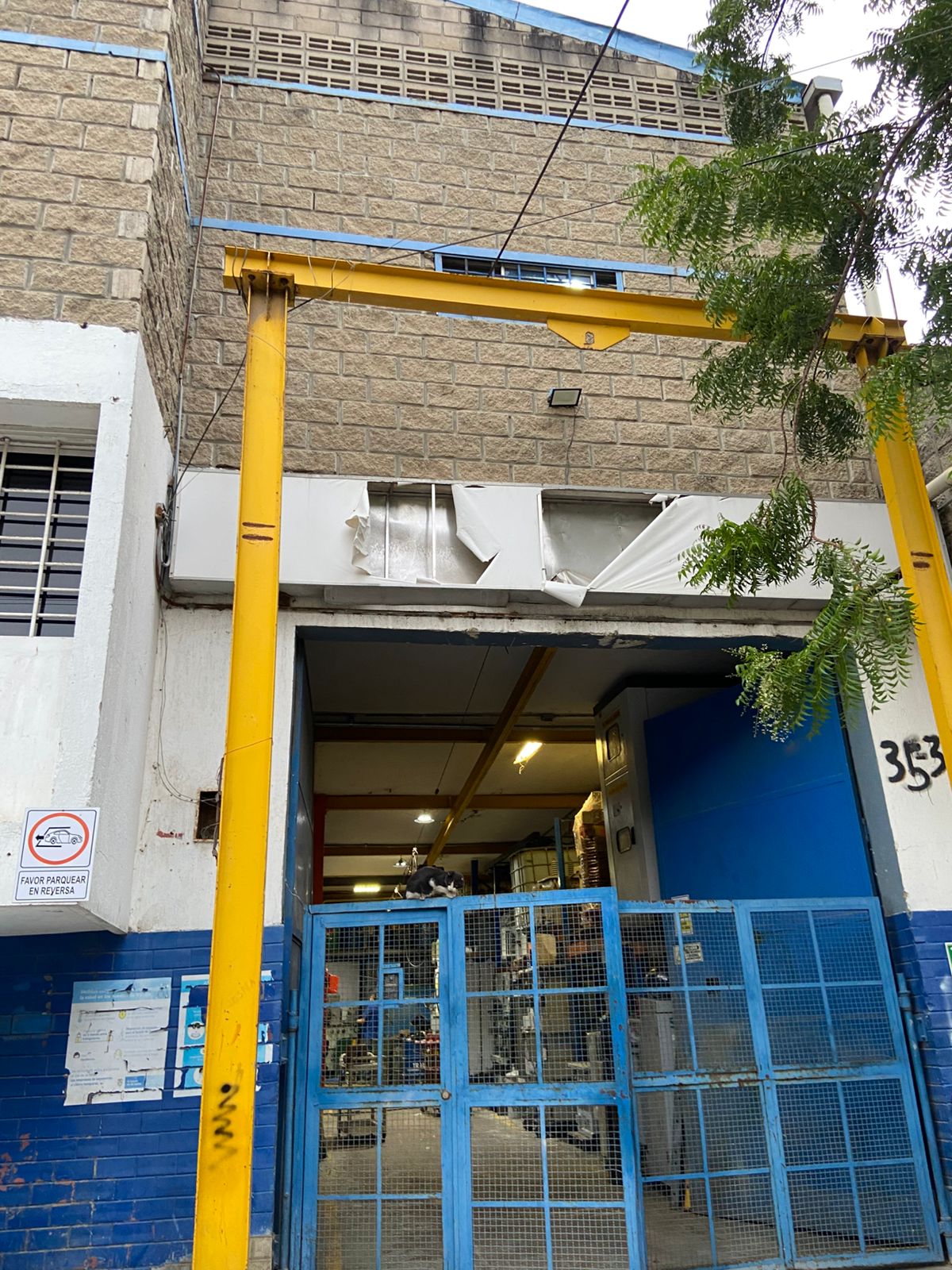 Entrada principal del taller EBM con grúa pórtico