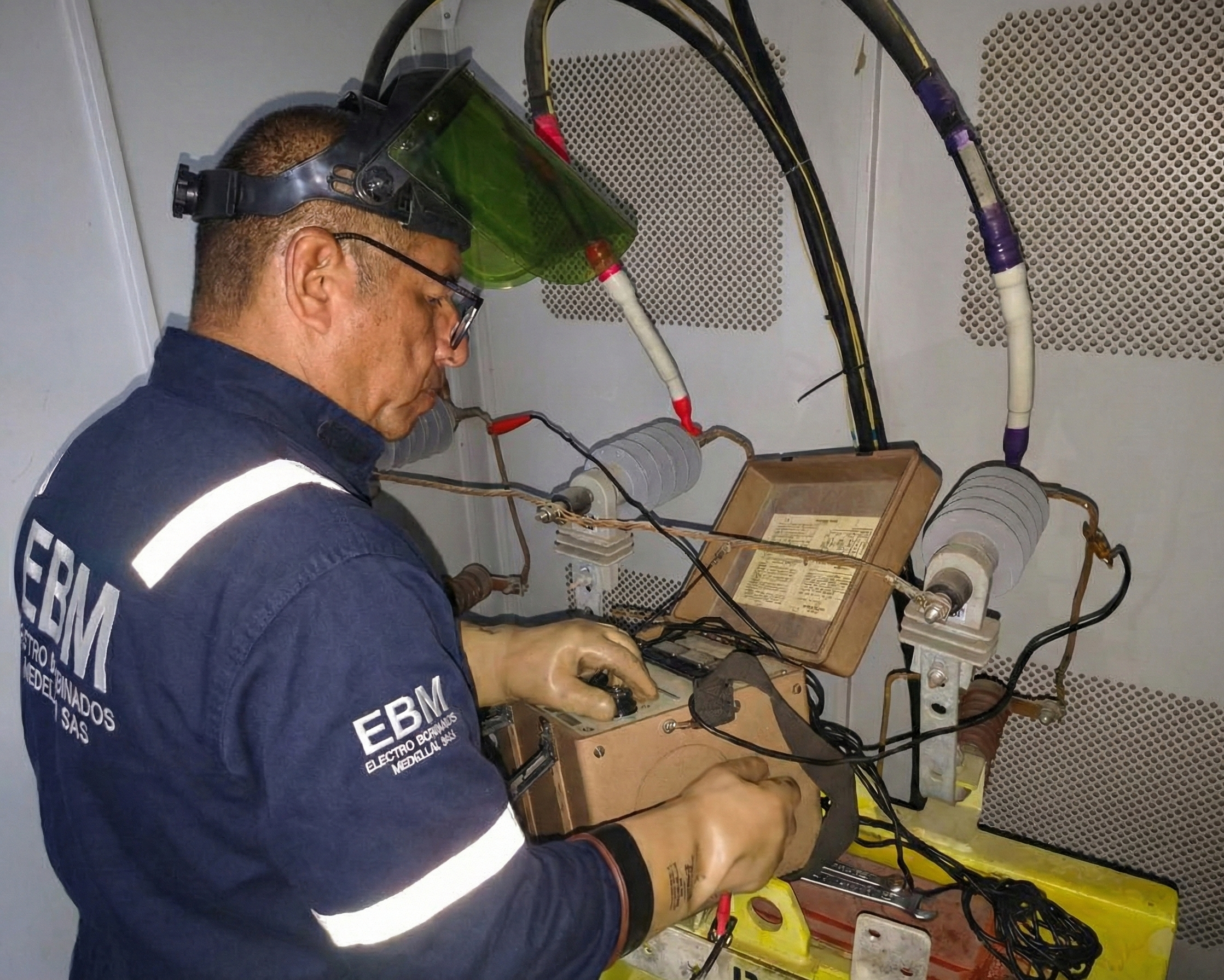 Técnico realizando prueba TTR en transformador - Laboratorio EBM