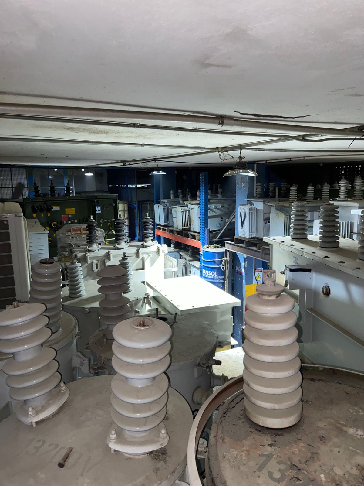 Bodega de almacenamiento con múltiples transformadores listos para entrega