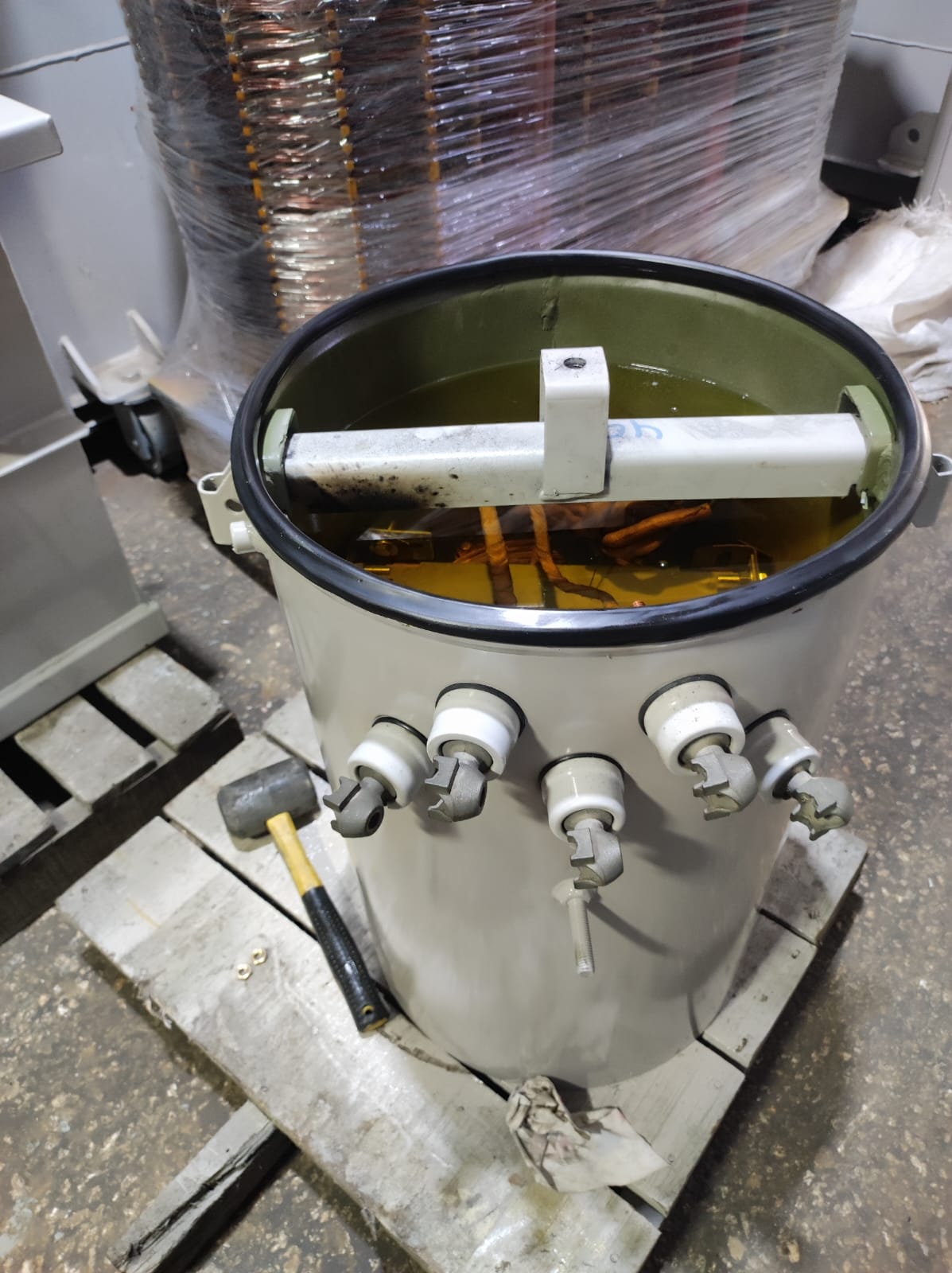 Vista del aceite dieléctrico en transformador