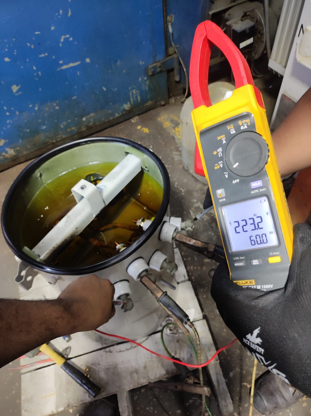 Medición de voltaje en transformador lleno de aceite